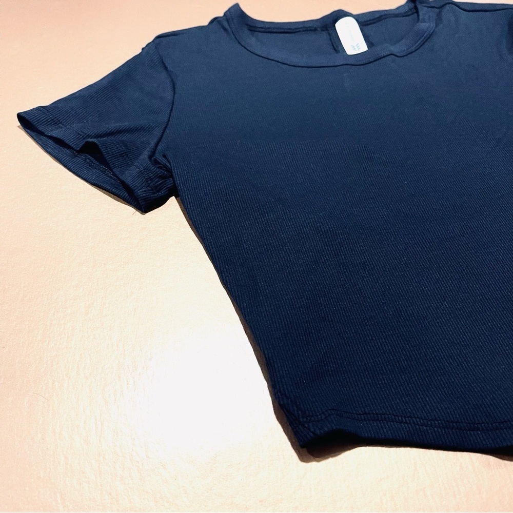 All in Motion Black Crop Top Exercise Shirt XS - Picture 2 of 5